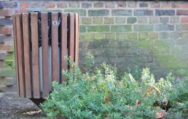 Dışarıda çöp kovaları duvara karşı