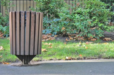 Dışarıda çöp kovaları duvara karşı