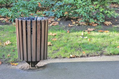 Dışarıda çöp kovaları duvara karşı