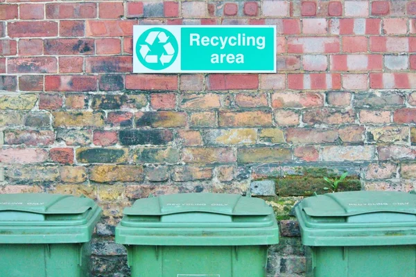 Poubelles à l'extérieur contre le mur de briques — Photo