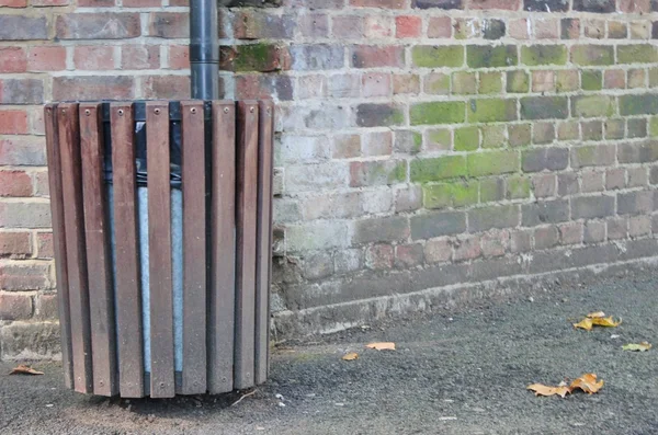 Dışarıda çöp kovaları duvara karşı