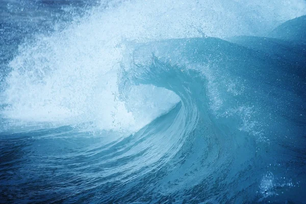 Хвильовий спрей стиглий серфінг синій морський фон океану — стокове фото