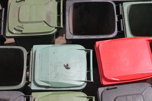 Beaucoup de poubelles carrés peuvent poubelles pour les ordures — Photo