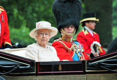 Kraliçe Elizabeth ve Prens Philip, Londra - Haziran 13: Kraliçe Elizabeth Ii ve Kraliçe'nin Doğum Günü Geçit Töreni'nde Kraliyet Koç'unda Prens Philip koltuğu, Ayrıca Renk Trooping olarak bilinen, Haziran'da 13, 2015 Londra'da, İngiltere. stok, fotoğraf, fotoğraf, resim, resim