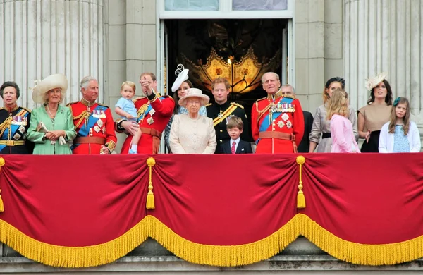 Queen Elizabeth prince philip Trooping del color Balcón de la familia real 13 de junio 2015 stock, foto, fotografía, imagen, imagen, prensa , — Foto de Stock