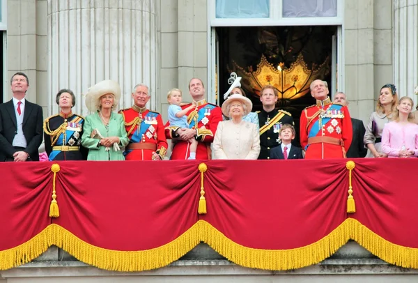 Královna Alžběta, Princ Filip, Harry, William, Charles, George Trooping, balkon královské rodiny-Červen 13 2015 Londýn, Foto, fotografie, obraz, obrázek, Tiskovka, — Stock fotografie