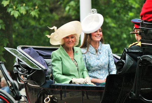 Кейт Міддлтон, Лондон, Великобританія-13 червня: Кейт Міддлтон і Камілла Розмарі сидіння на автобусі на парад день народження королеви, також відомий як Троїцький церемонії, 13 червня 2015 в Лондоні, Англія, Великобританія — стокове фото