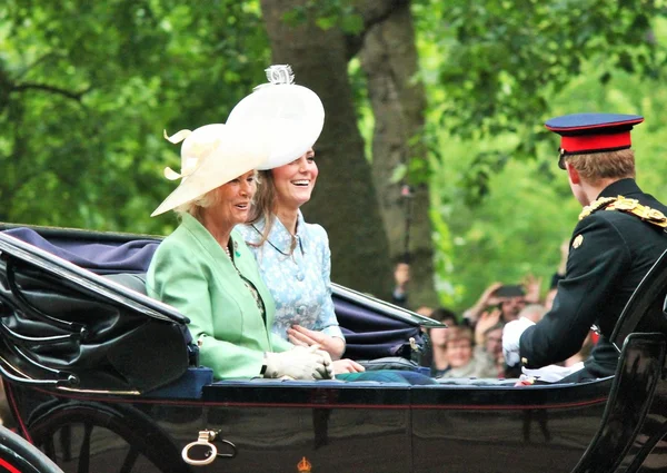 LONDRES, Reino Unido - 13 de junio: Kate Middleton y Camilla Rosemary se sientan en el Coach en el Desfile de Cumpleaños de la Reina, también conocido como Trooping the Colour ceremony, el 13 de junio de 2015 en Londres, Inglaterra, Reino Unido stock, foto, fotografía, imagen, imagen, prensa , —  Fotos de Stock