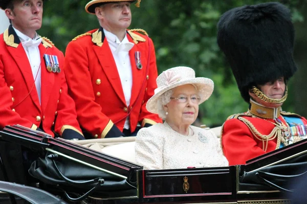 Queen Elizabeth & Prince Philip LONDON - JUNHO 13: Queen Elizabeth II e Prince Philip sentam-se no Royal Coach no Queen 's Birthday Parade, também conhecido como Trooping the Colour, em 13 de junho de 2015 em Londres, Inglaterra . — Fotografia de Stock