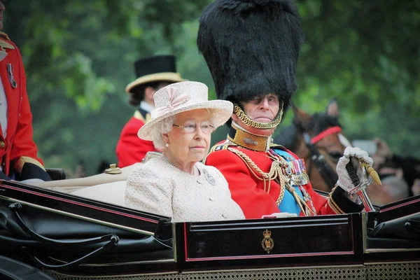 QUEEN ELIZABETH AND PRINCE PHILIP, LONDON - JUNE 13: Ratu Elizabeth II dan Pangeran Philip duduk di kursi Pelatih Kerajaan di Queen 's Birthday Parade, juga dikenal sebagai Trooping the Colour, pada tanggal 13 Juni 2015 di London, Inggris . — Stok Foto