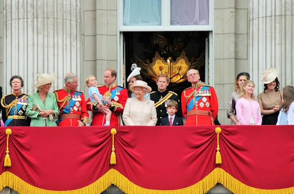 Queen elizabeth prince philip harry william charles london, uk - juni 13: die königliche familie erscheint auf dem balkon des buckingham palastes während der farbzeremonie, auch prince georges stock, photo, photo, image, picture, press, — Stockfoto