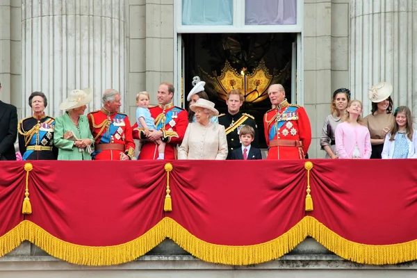 伦敦，英国-6 月 13 日: 王室成群结队的颜色仪式，还王子乔治第一次出现在阳台上，在 2015 年 6 月 13 日在伦敦期间，出现在白金汉宫的阳台上 — 图库照片