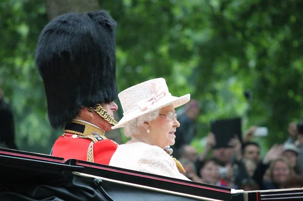 Koningin Elizabeth, Londen, Verenigd Koninkrijk-13 juni: Koningin Elizabeth en prins Phillip in open wagen tijdens Trooping de kleur Stock, foto, foto, afbeelding, foto, druk, — Stockfoto