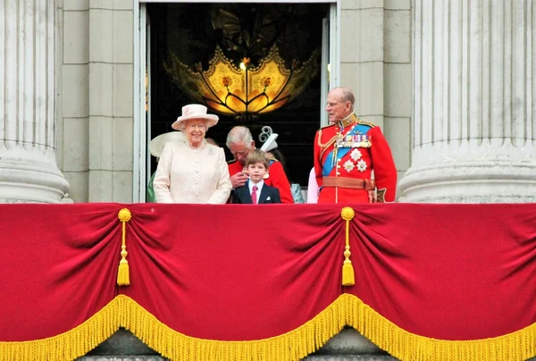 Queen Elizabeth & Prince Philip Royal Balcony Trooping del color 2015- Queen Elizabeth, Prince Phillip y Prince Charles stock, foto, fotografía, imagen, fotografía, prensa , — Foto de Stock