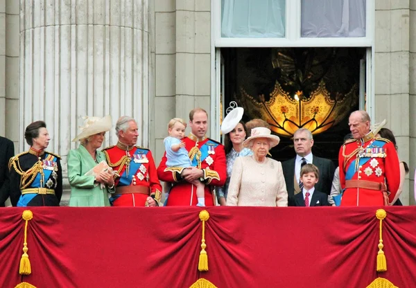 Королеви Єлизавети, королівської сім'ї принца Філіпа Вільям, Гаррі, Кейт Прінс-Джордж Королівський Букінгемський палац балкон Trooping кольору 2015 — стокове фото