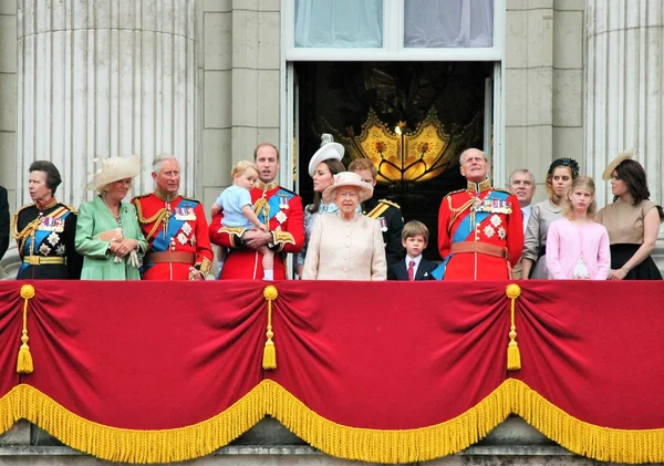 Queen Elizabeth & royal family, Balcony, Buckingham Palace, London, Trooping of the color 2015 — Stock Photo, Image