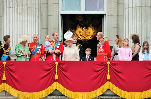 REINA ELIZABETH & FAMILIA ROYAL, BUCKINGHAM PALACE, LONDRES, Reino Unido - 13 DE JUNIO: La Familia Real aparece en el balcón del Palacio de Buckingham durante la ceremonia Trooping the Colour, la primera aparición del Príncipe Georges en Balcón, stock, foto, fotografía, imagen, imagen , — Foto de Stock