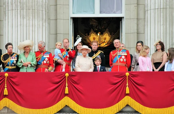 Ratu Elizabeth dan keluarga kerajaan di Balcony Buckingham Palace, Trooping of the color 2015 stok, foto, foto, gambar, gambar, pers , — Stok Foto