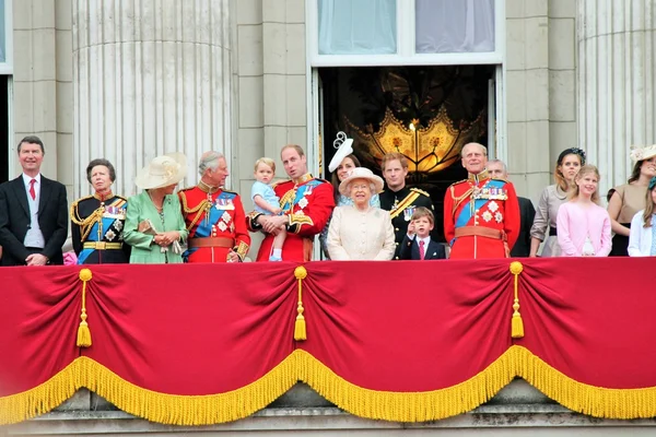 Dronning Elizabeth og Kongelig familie Bucking palads Balkon Trooping af farven 2015 Dronning Elizabeth, William, Harry, Kate og Prince George - Stock-foto