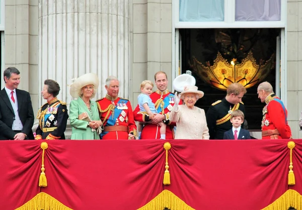 Koningin Elizabeth [Rince Philip & koninklijke familie, Buckingham Palace, Buckingham Palace, Londen-Trooping van de kleur balkon 2015-koningin Elizabeth, William, Kate en George Stock, foto, fotograferen, beeld, foto, druk op, — Stockfoto