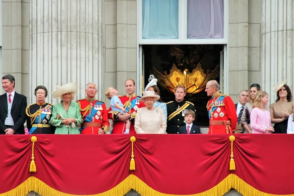 QUEEN ELIZABETH PRINCE PHILIP & ROYAL FAMILY ON Royal Balcony, Buckingham Palace, Trooping of the color 2015 Queen Elizabeth, William, harry, Kate and Prince George stock, photo, photo, image, picture, press , — Stok Foto