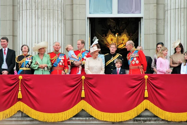 Koningin Elizabeth & koninklijke familie Prins Philip Harry William Charles, Buckingham Palace, Londen, Verenigd Koninkrijk-13 juni: Koninklijke familie, Buckingham Palace balkon Trooping de kleur ceremonie, ook prins Georges voorraad, foto, foto, afbeelding, foto, druk op, — Stockfoto