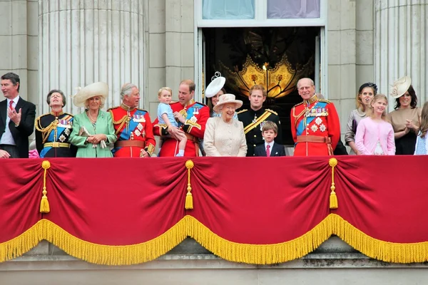 Koningin Elizabeth Prins Philip en koninklijke familie op Trooping van de kleur Buckingham Palace balkon 2015 voorraad, foto, fotograferen, beeld, foto, druk op, — Stockfoto