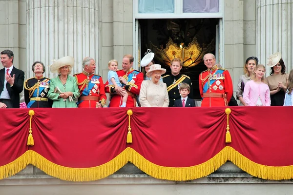 Drottning Elizabeth prins Philip och kungafamiljen på Trooping av färgen Buckingham Palace balkong 2015 lager, Foto, Fotografi, bild, bild, tryck, Royaltyfria Stockfoton