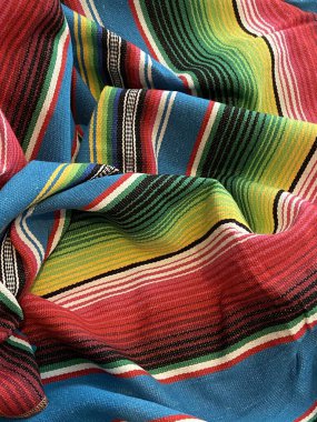 Meksika pançosu serape tekstil ahşap zemin üzerinde kopyalama alanı ile