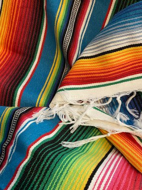 Meksika pançosu serape tekstil ahşap zemin üzerinde kopyalama alanı ile