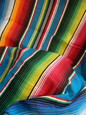 Meksika pançosu serape tekstil ahşap zemin üzerinde kopyalama alanı ile