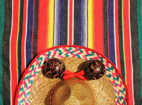 Cinco de mayo poncho mexicano serape sombrero maracas fundo fiesta dia do estoque morto, foto, fotografia, imagem, quadro , — Fotografia de Stock