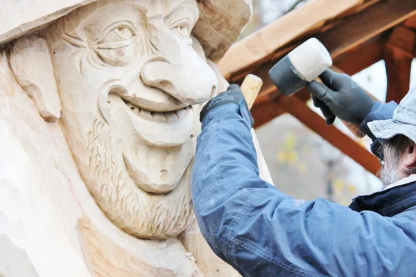 Nahaufnahme Hand hält Hammer und Spalter macht Statue aus Holz, traditionelles Handwerk — Stockfoto