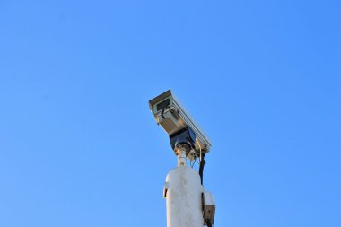 Mavi gökyüzü olan güvenlik kamerası