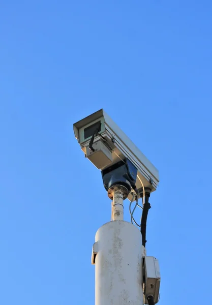 Câmera de segurança com céu azul — Fotografia de Stock