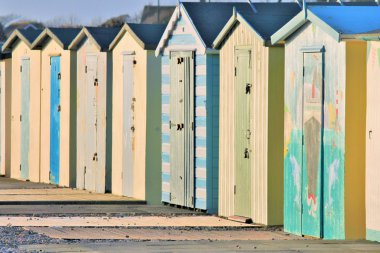 Geleneksel İngiliz kulübe İngiltere'de deniz, plaj