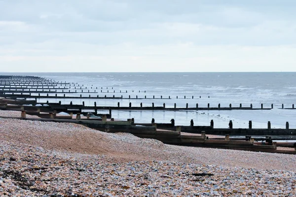 Ξύλινο groynes στην παραλία — Φωτογραφία Αρχείου