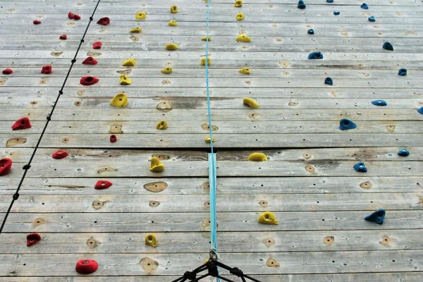 Parede de escalada de madeira com pedestres coloridos brilhantes — Fotografia de Stock