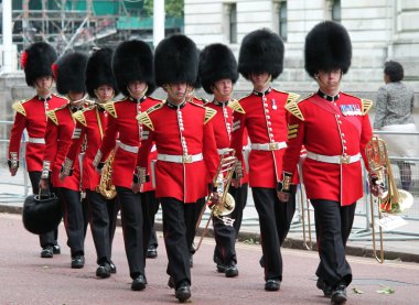 Kraliyet muhafızları askerleri, Buckingham sarayı, Londra, İngiltere-Temmuz 06, Kraliyet muhafızlarının Kraliçe Elizabeth askeri, korumayı değiştiriyor, rengi askerle 06 Temmuz 2015'te Londra'da stok, fotoğraf, fotoğraf, resim, resim, basın, 
