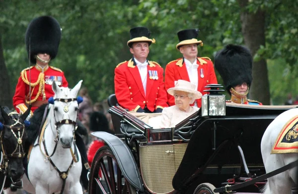 Kraliçe Elizabeth, Londra, İngiltere - 13 Haziran: Kraliçe Elizabeth Renk töreni, stok, fotoğraf, fotoğraf, resim, resim, basın Trooping sırasında görünür, — Stok fotoğraf