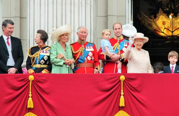 Kraliçe Elizabeth ve Kraliyet ailesi Buckingham Sarayı balkonunda Kraliçe Elizabeths Doğum Günü Prens George ilk balkon apperance için Renk töreni Trooping sırasında görünür, Haziran'da 13, 2015 Londra'da, İngiltere, İngiltere. stok, fotoğraf, fotoğraf, görüntü, — Stok fotoğraf