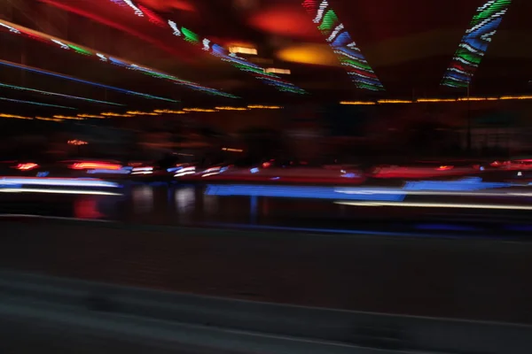 Colores nocturnos del parque de atracciones — Foto de Stock