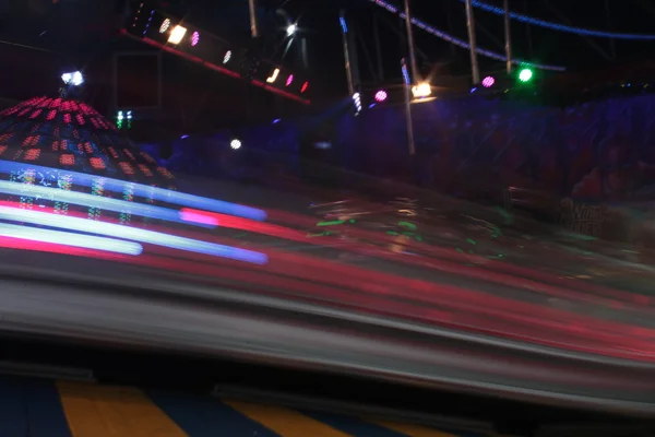 Parque de diversões Cores noturnas do parque de diversões — Fotografia de Stock
