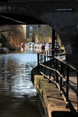 Kanal kanal nehir - Regents Canal, Londra teknede