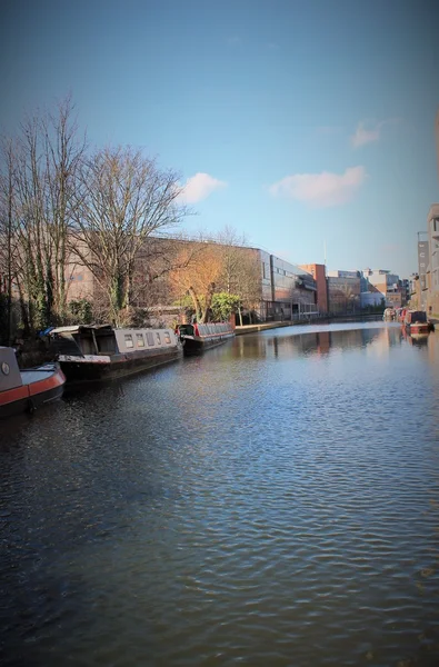 Barcaza del canal en el canal del río Regents Canal, Londres — Foto de Stock