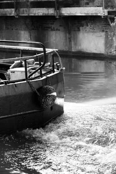 Canal barge on canal river- Regents Canal, London — Stock Photo, Image