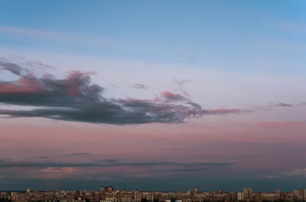 Un paysage nuageux en soirée — Photo