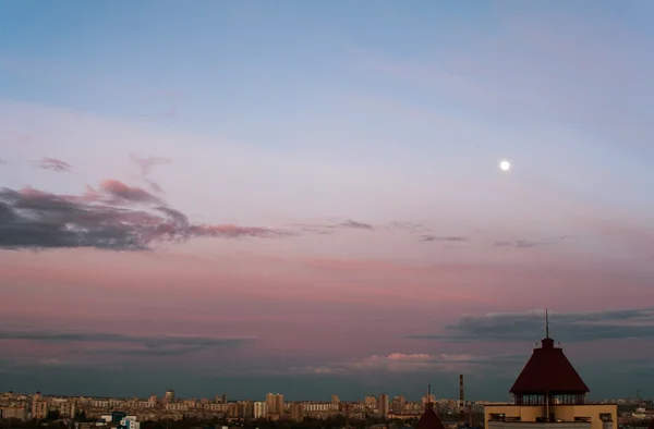 Un paysage nuageux de la ville avec lune en soirée — Photo