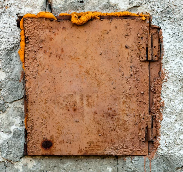 Viejo Rusty Hatch en la pared — Foto de Stock