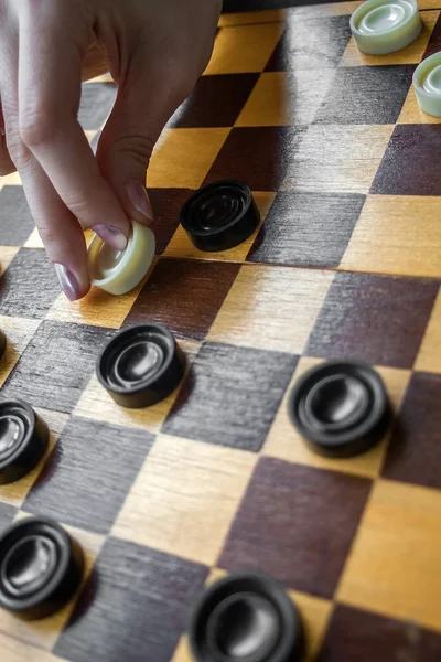 Close-up vrouw spelen van dammen Rechtenvrije Stockfoto's